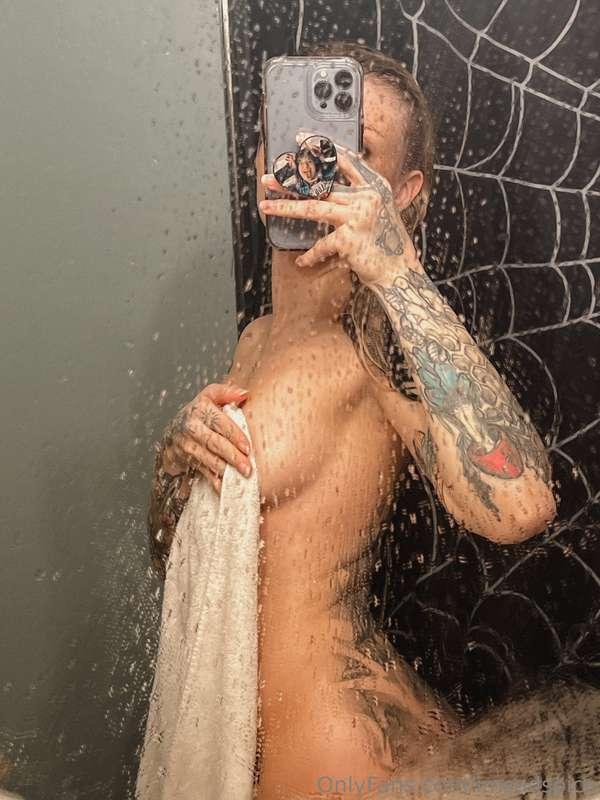 I’m soooo wet💦 (get it? ‘cause I’m fresh out of the bath? An..