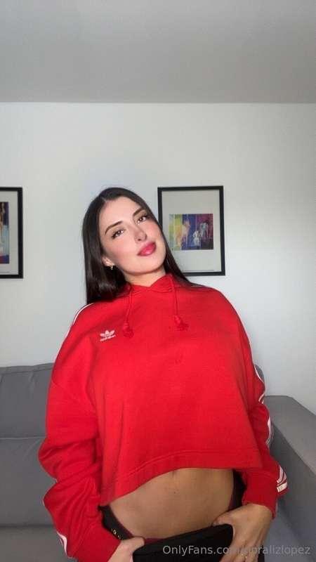 stop, drop, and admire🔥 this red’s too hot to handle🥵