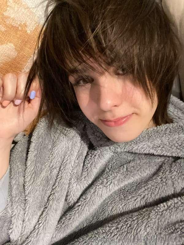 Hi cuties!I got a little sick and don't feel too well today ..