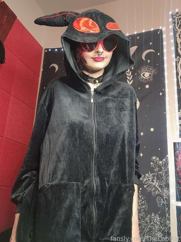 🖤🖤Good morning!!🖤🖤
My costume arrived just in time for tonight's Halloween party😋

Are you going as anything this year?

#FYP #SFW #fyp #alt #goth #halloween #costume #onesie #mothman #boobs