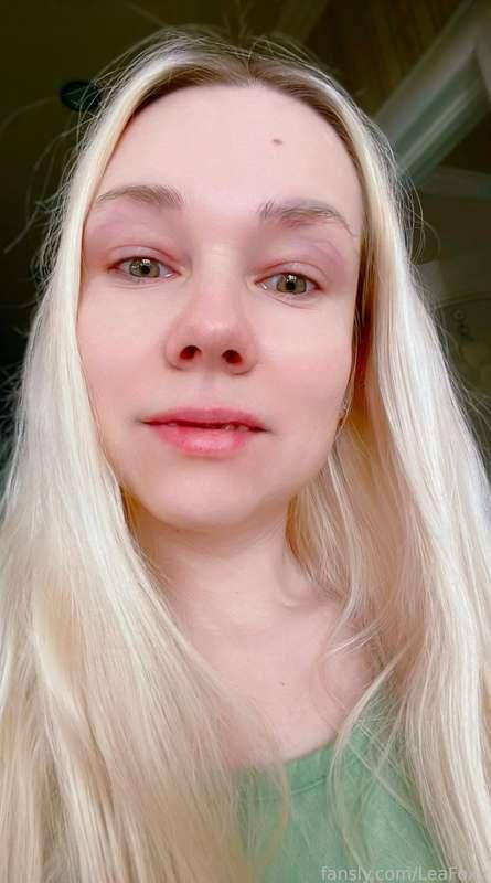 Morning! Waiting for the coffee to hit xD

#selfie #allnatural #nomakeup #naturalface #young #babygirl #sfw #life #irl #cutie 