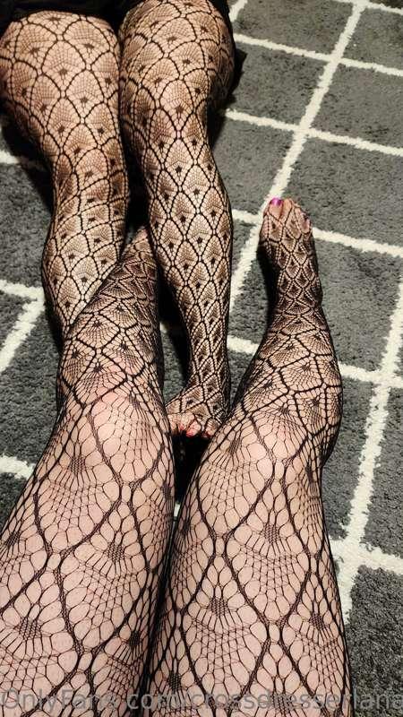 Double fishnets, double legs, double painted toes 😉😉😉