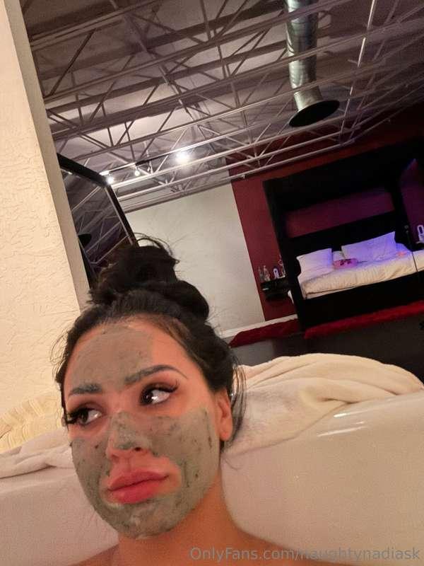 Need attention hehe. Keeping myself beautiful for u 😘😘😘