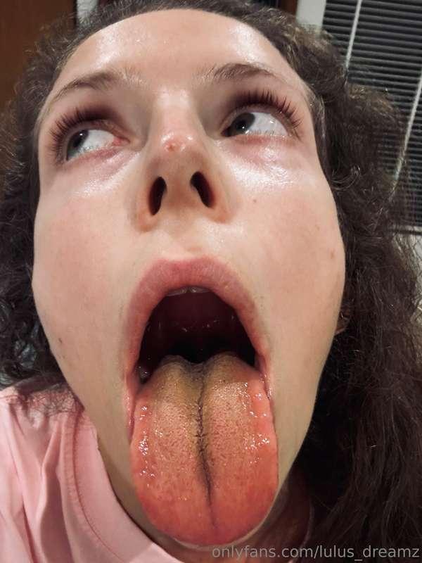 This cutie would love to receive your load 😻