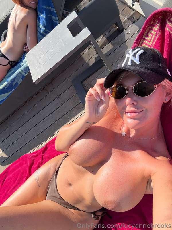 SUNDAY FUNDAY 🌞Jess & I enjoying the last few hours of sun t..