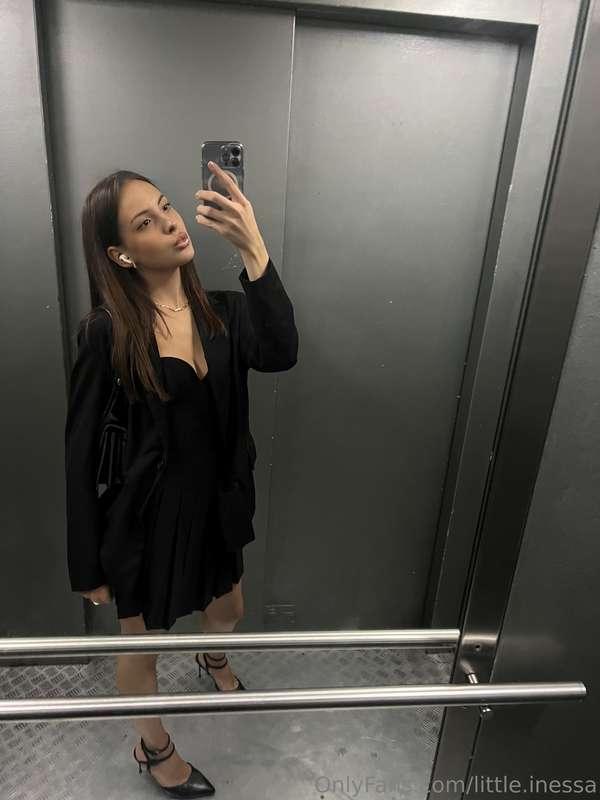 how can you not take selfies in the elevator mirror?📸