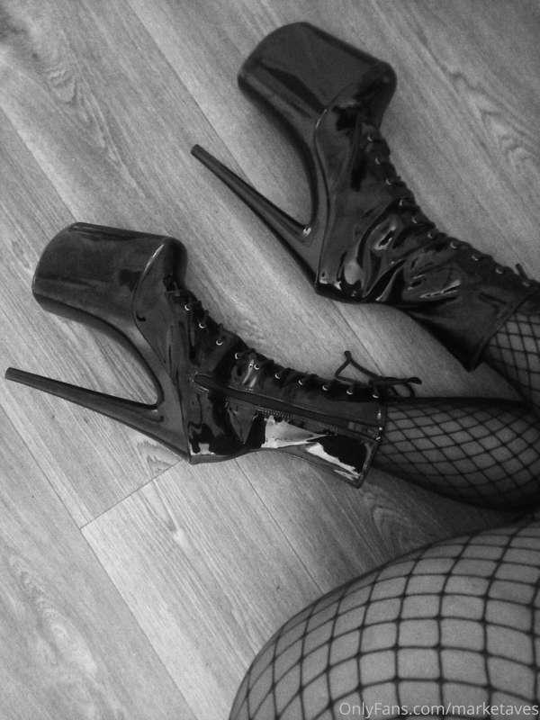 I know you wanna kiss these heels!