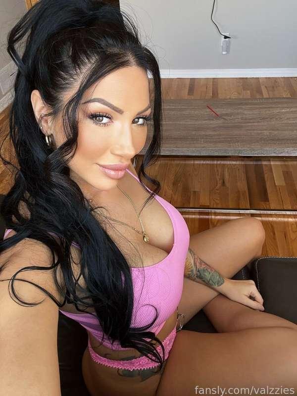How many fingers should I use? I’m so fucking wet 💦



