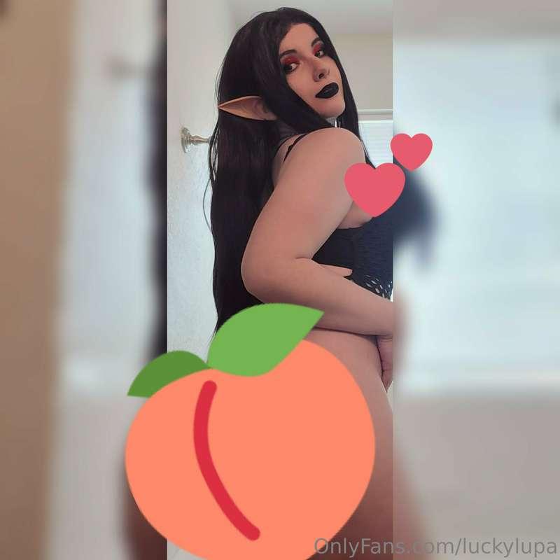 Who wants to be up close with big, tall elf lady? 🥰