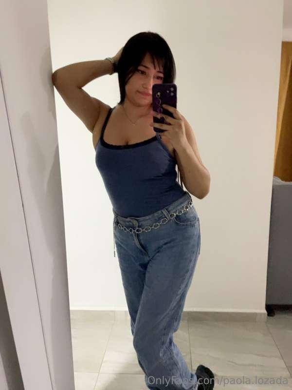 do you think i look good on jeans too?😊 tell me on my dms