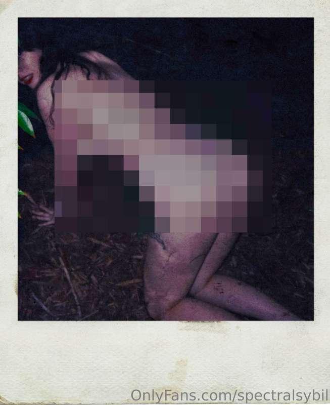 📷Imagine you find a bunch of smutty polaroids in a dirty old..