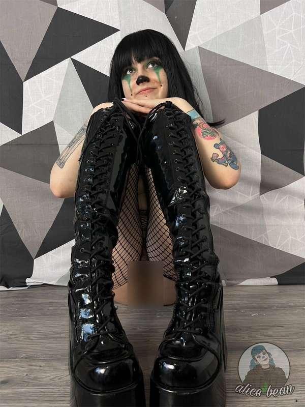 #clown #clowns #clowngirl #clussy #goth #gothic #alt #alternative #altgirl #cute #petite #hairy #british 