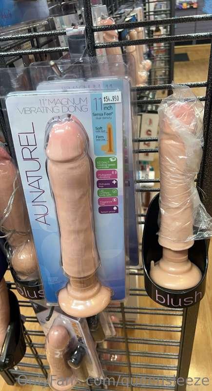Message me for content using this giant cock 😋