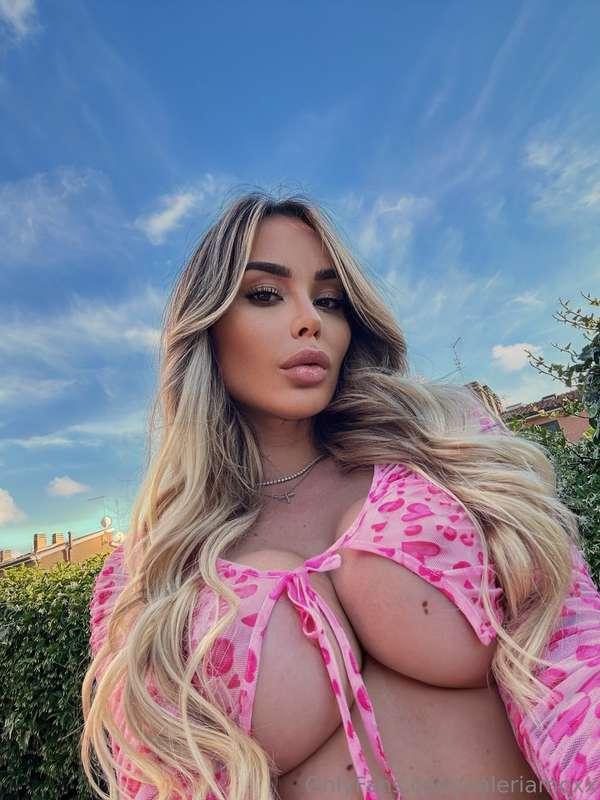Dm me 💗 for a free surprise NOW!!