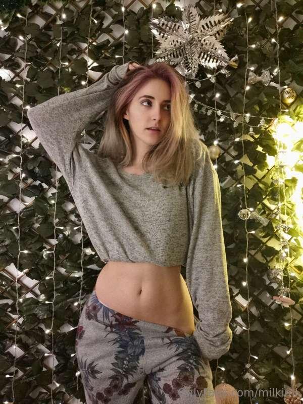 messy hair, without makeup and pajamas, this is my vibe now,..