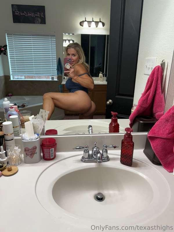 Never miss an opportunity to take a booty selfie in the mirr..