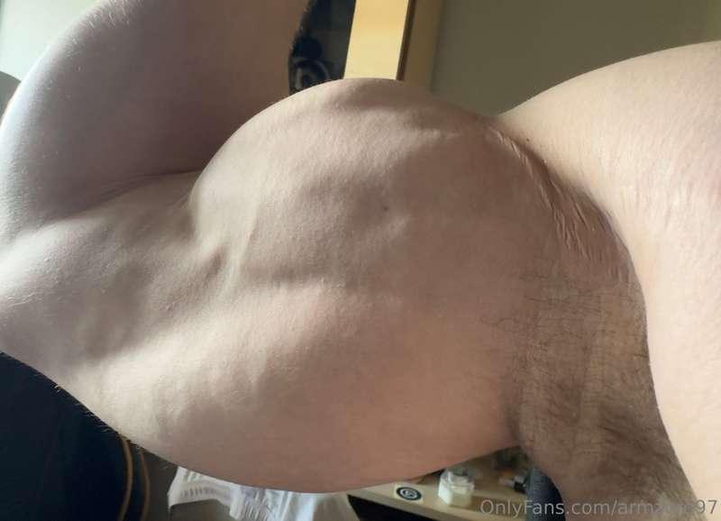 Delicious big biceps and pits😌😋