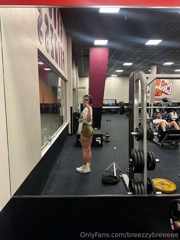 At the gym but cardio's more fun in bed 🙈