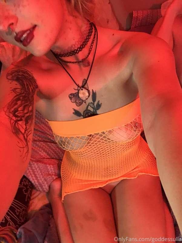 I love this outfit. 🧡🧡wish I could wear it more