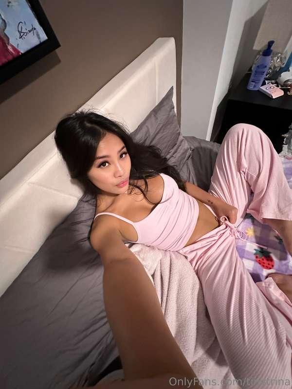 Feeling a bit lonely could u say hi in my DMs? 🥺