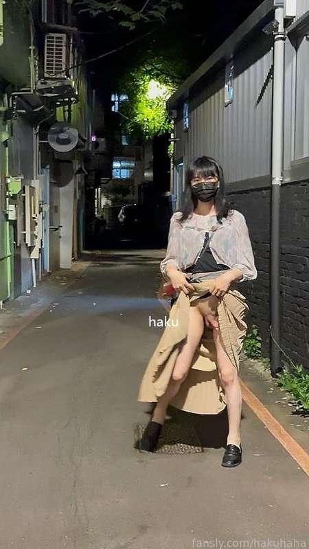 深夜的巷子里，看起来再正常不过的大姐姐，裙子里居然有大鸡鸡！
In the alley at night, Miss who looks so normal, there is a big cock in the skirt !
#伪娘 #男の娘 #偽娘 #露出 #public #outdoor #ladyboy #sissy #crossdresser
(订阅福利～Subscribe Benefits～😘)//手机夜拍画质有点惨哈哈