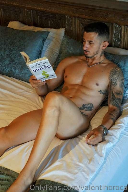 Today is reading day! Which photo do you like more? 😈