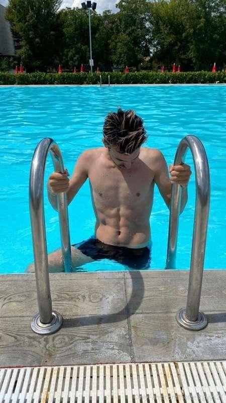 Sunday is swimming day💦