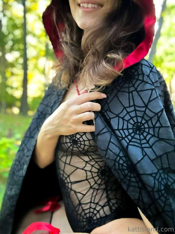 Join me in the woods? 😏🧛‍♀️ @kattinthehat