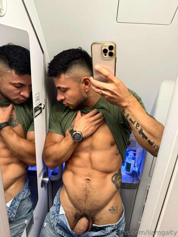 Always the airplane’s bathroom is an excuse to take a pic