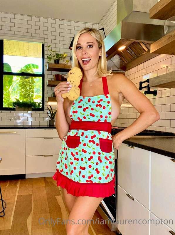 Naughty Betty COCKer at your service!! 🍪🥛👀 Watch me eat thes..