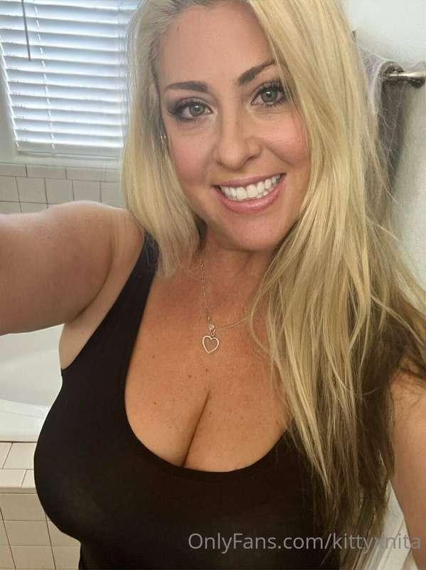 Slide your cock between my titis baby!
#mamanita