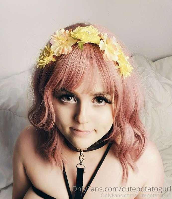 Let me be your little slut for the day.. give me tasks, hu/m..