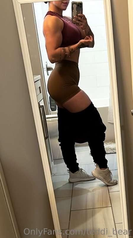 Can I be your muscle mommy?! 😈