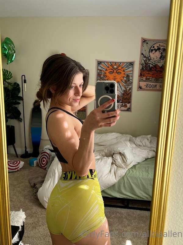 where my 🍑 at??? this shorts stole my ass 😝
