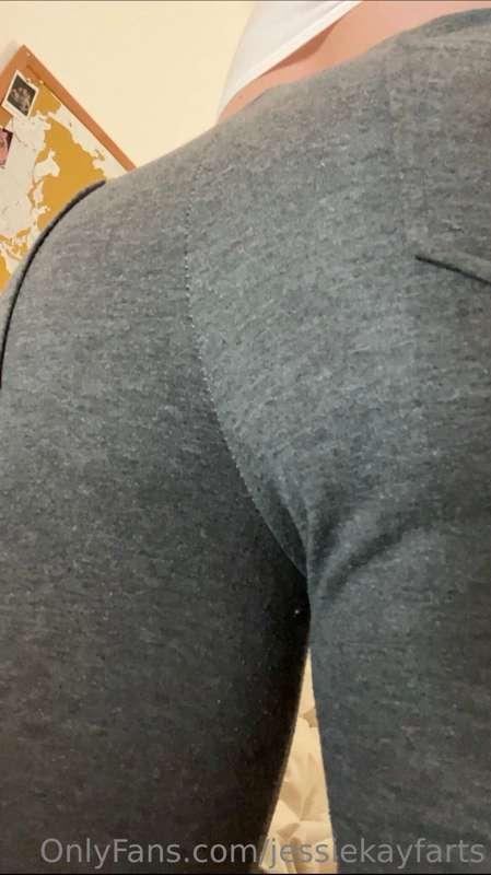 Watch me absolutely rip ass in some tight sweatpants for 23 ..