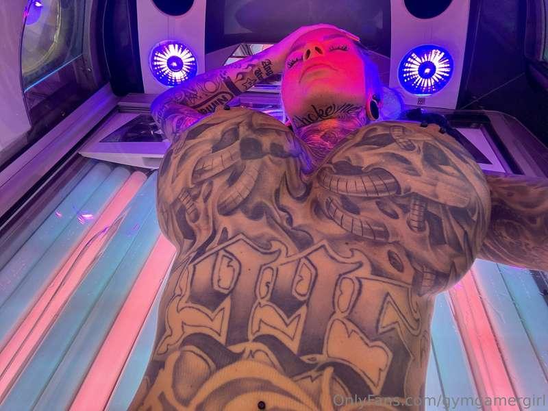 Tanning titties Saturday 💦💦🥳