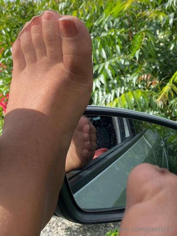 Love too see the sun on my pretty toes!🤩