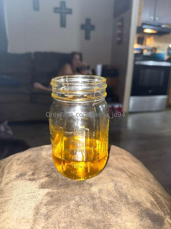 Whiskey and peep my naked ass in the background 😍🩵