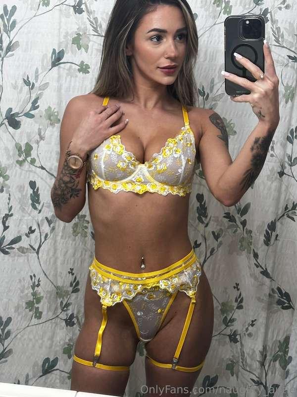 Do you like me in yellow? 💛