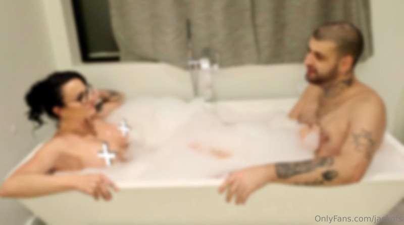 J'ai décidé d'aller prendre un petit bain et @juicy.malvi s'..