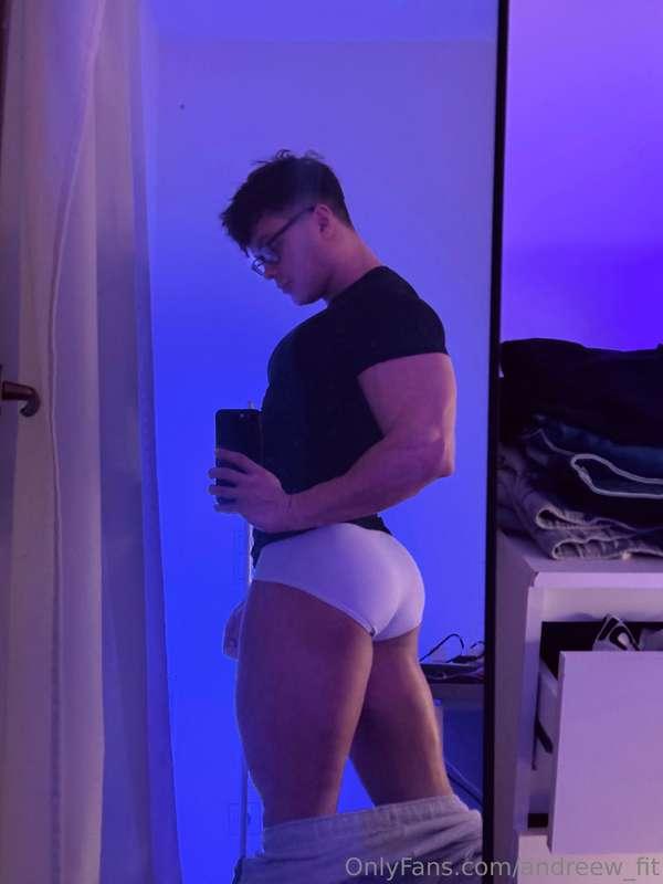 Wanna play with my ass?😛