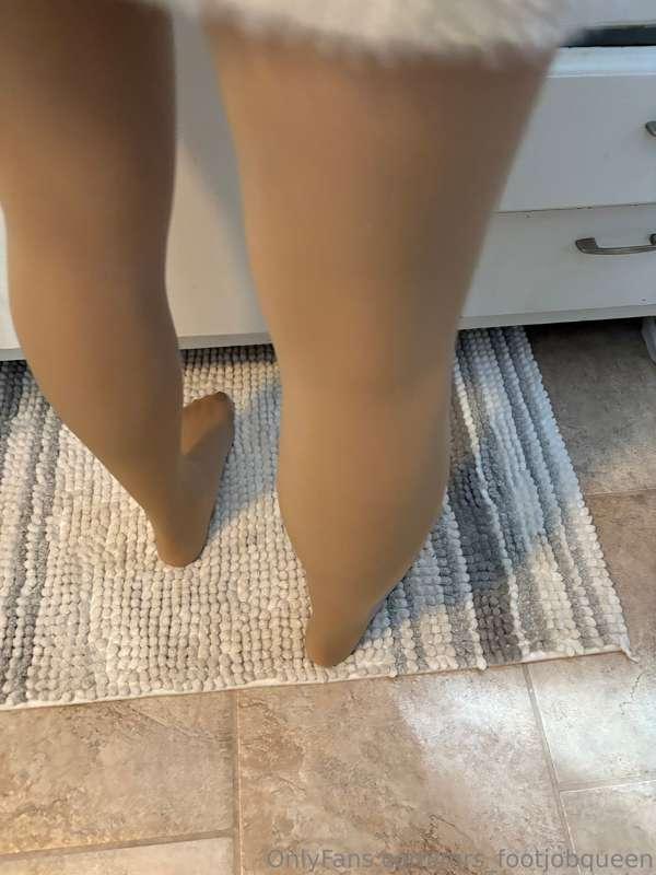 mrs_footjobqueen image #2
