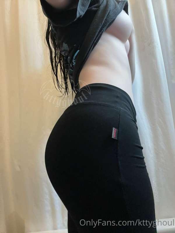 these yoga pants make my ass look so good :3 finally found a..