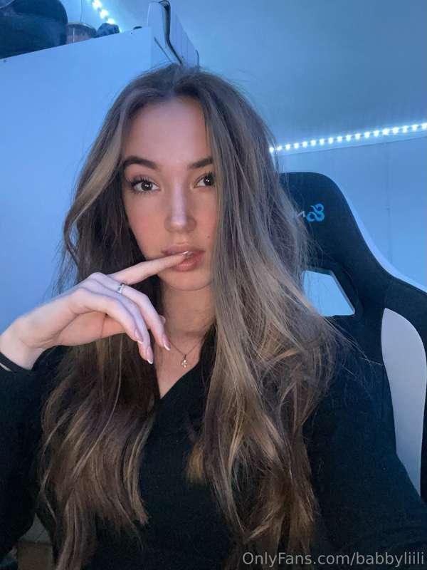 Estoy en el chat esperandote para irnos a dormir contentos b..