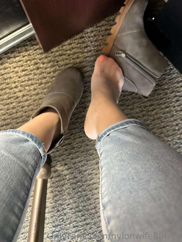 Some peaks under my work desk today! Many more over on my pr..