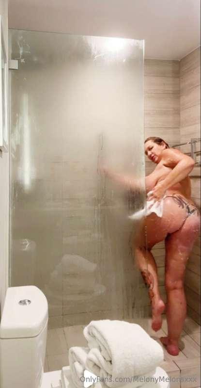 Wanna be a naughty little fly on the wall while Mommy shower..