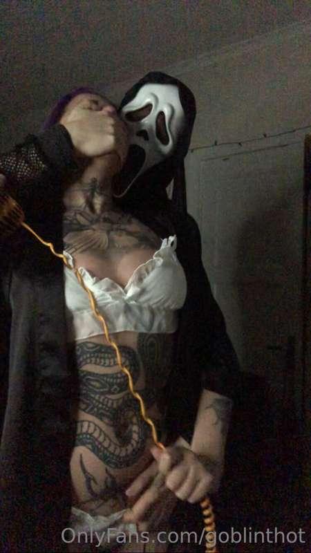 Scream mask fucking bimbo goth and filling her up with cum
@..