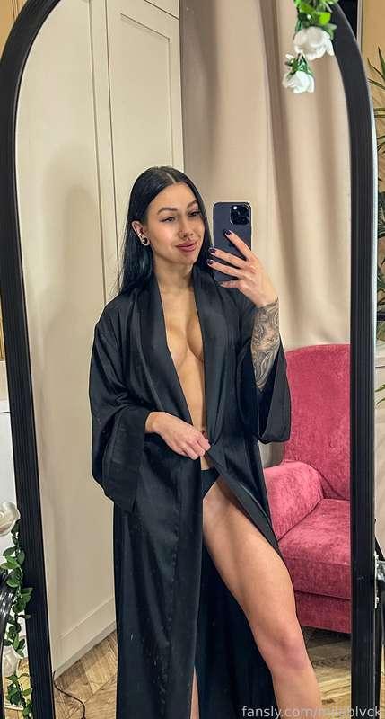 This robe feels so cozy, but you know there’s more underneath 🖤


#boobies #robe #sexy #selfies #mirror  #tattoo #brunette  #goddess