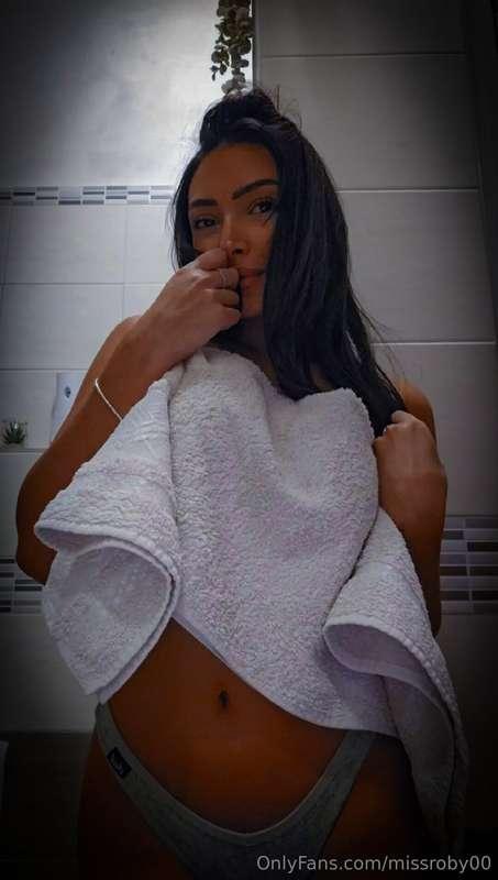 Mi togli l'asciugamanino di dosso?😏🔥