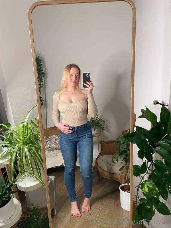 do you prefer me with or without pants?(swipe for the withou..